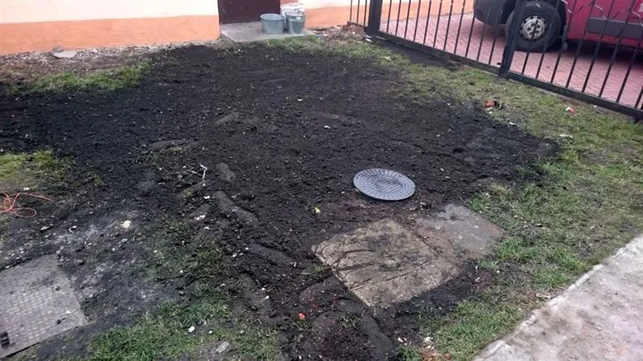 Pokládka oranžového kanalizačního potrubí ve výkopu se spádem
