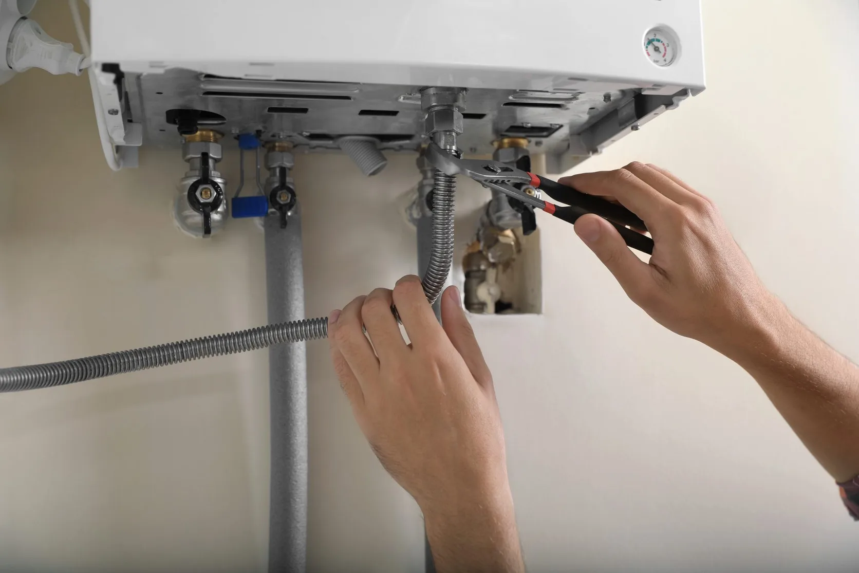 Servis plynového kotle, instalatér seřizuje otevřený kondenzační kotel